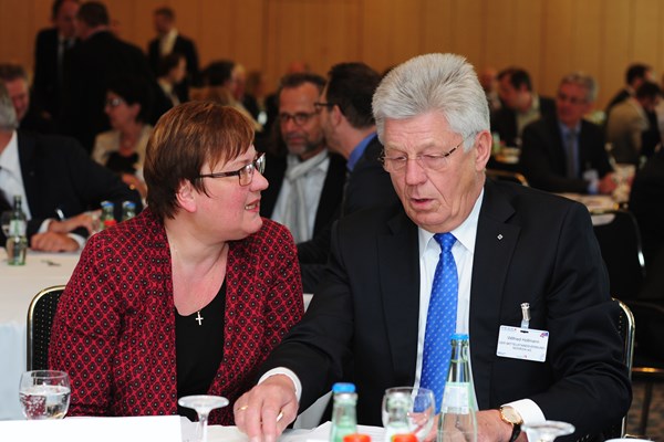 Die Mittelstandsbeauftragte der Bundesregierung, Iris Gleicke, mit MITTELSTANDSVERBUND-Präsident Wilfried Hollmann auf dem 10. Mittelstandsgipfel PEAK am 10. Mai 2016 in Berlin