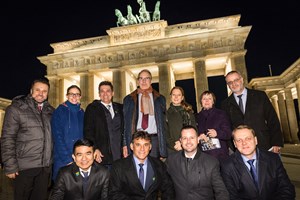 Die Brasilien-Delegation vor dem Brandenburger Tor in Berlin