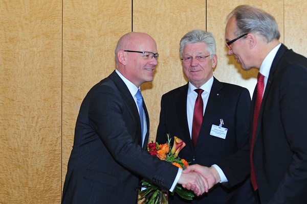 Der neue MITTELSTANDSVERBUND-Präsident Günter Althaus (l.) mit dem ehemaligen Präsidenten Wilfried Hollmann (m.) und MITTELSTANDSVERBUND-Hauptgeschäftsführer Dr. Ludwig Veltmann (r.) nach seiner Wahl am 11. Mai 2016