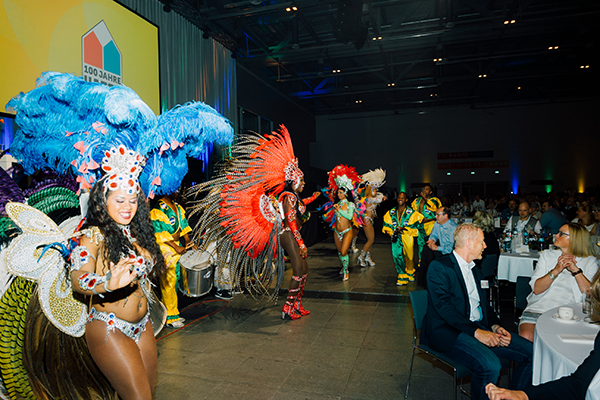 Die 'Viva Brasil Dance Show' lud die Gäste tanzend in die zweite Halle des Kongresszentrums ein. ©Hagos eG