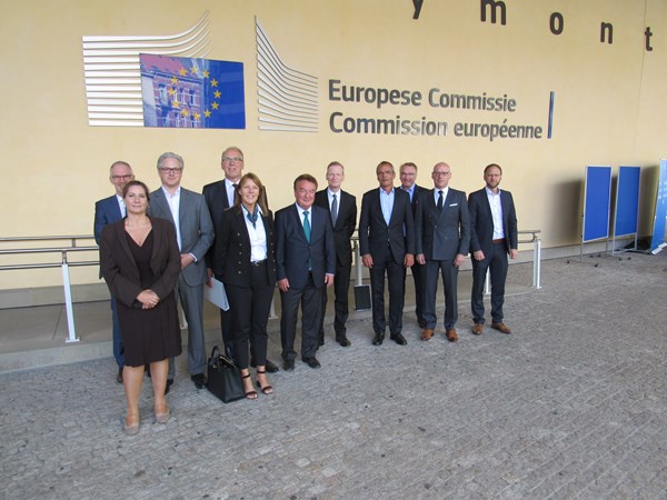 Das MITTELSTANDSVERBUND-Präsidium vor dem Gebäude der Europäischen Kommission.