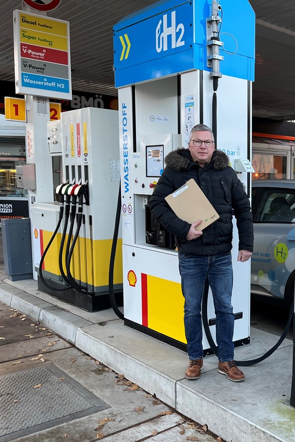 Zapfsäule für Klimaprofis: Olaf Gemmel an der H2-Tankstelle in Oldenburg