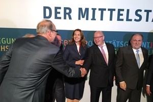 MITTELSTANDSVERBUND-Hauptgeschäftsführer Dr. Ludwig Veltmann begrüßt Bundeswirtschaftsminister Peter Altmaier auf dem Parlamentarischen Abend.