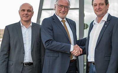 Walter Greil (links) und Ernst-Martin Schaible (Mitte) mit Michael Ritz nach der Vertragsunterzeichnung am 24. November 2017.