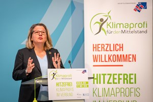 Svenja Schulze während ihrer Begrüßungsrede bei „HitzeFrei – Klimaprofis im Verbund“.