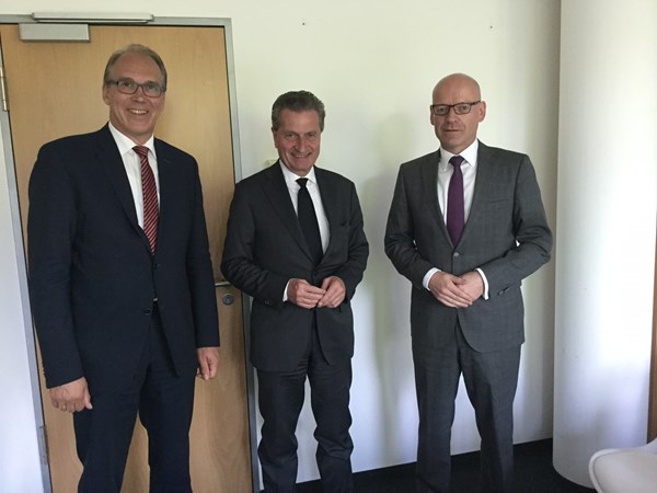 Im Gespräch: EU-Haushaltskommissar Günther Oettinger mit Günter Althaus, Präsident, und Dr. Ludwig Veltmann, Hauptgeschäftsführer des MITTELSTANDSVERBUNDES am 15. Mai 2017 in Berlin.