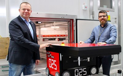 KOMSA-Produktionsvorstand Sven Mohaupt (links) und Gernot Graebner, verantwortlich für das Lieferketten-Management, an einem der 35 Roboter des neuen Automatik-Lagers. 
