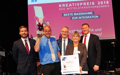Kreativpreisgewinner Michael Lind mit dem REWE-Team und Bezirksstadtrat Jan-Christopher Rämer, Berlin-Neukölln (l.) zur Kreativpreisverleihung am 10. Mai 2016 in Berlin