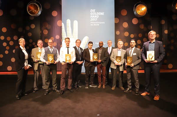 Die Gewinner der Goldenen Hand 2017 mit Vertretern der BGHW.
