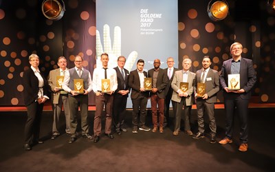 Die Gewinner der Goldenen Hand 2017 mit Vertretern der BGHW.