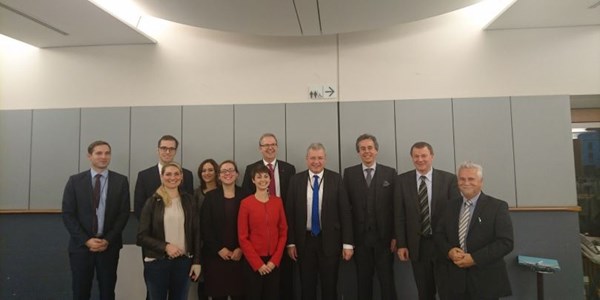 Der Parlamentskreis Mittelstand Europa am 1. Dezember mit MITTELSTANDSVERBUND-Büroleiter Tim Geier (l.) in Brüssel.