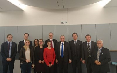 Der Parlamentskreis Mittelstand Europa am 1. Dezember mit MITTELSTANDSVERBUND-Büroleiter Tim Geier (l.) in Brüssel.