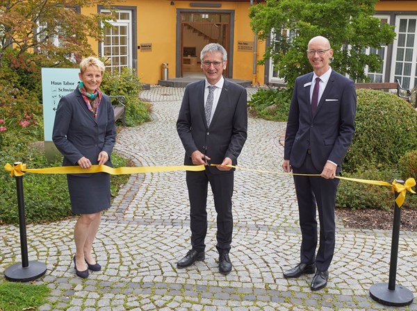 Offizielle Eröffnung durch Dr. Yvonne Zimmermann, Hendrik Hering,  Präsident des Landtags Rheinland-Pfalz, Peter Rausch (v.l.n.r.)