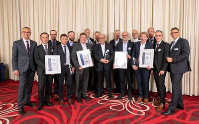 Die Repräsentanten der ausgezeichneten Industriepartner der Jahre 2017 und 2018, die Fachgruppensprecher sowie die Verantwortlichen der EUROBAUSTOFF.