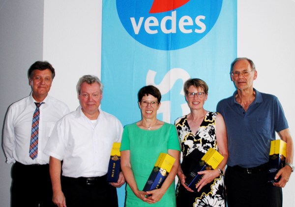 Der Aufsichtsratsvorsitzende Rainer Wiedmann (links im Bild) mit der Mitgliedsbetrieben bei der Generalversammlung der VEDES eG.