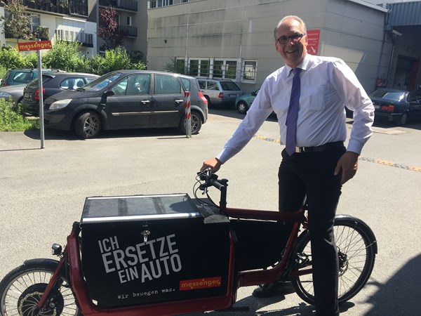 Initiativkreis Elektromobilität: MITTELSTANDSVERBUND-Hauptgeschäftsführer Dr. Ludwig Veltmann auf einem E-Lastenrad.