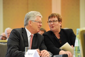 Die Mittelstandsbeauftragte der Bundesregierung, Iris Gleicke (SPD) mit MITTELSTANDSVERBUND-Präsident Wilfried Hollmann im Gespräch