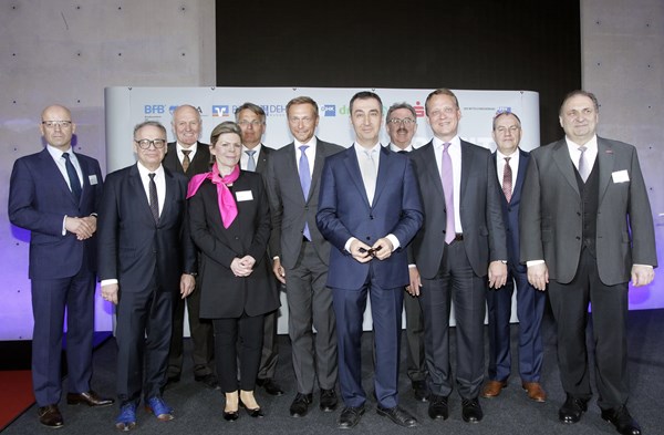 Die Präsidenten der zehn Wirtschaftsverbände der AG Mittelstand, darunter MITTELSTANDSVERBUND-Präsident Günter Althaus (l.), mit den Spitzenkandidaten der FDP, Christian Lindner, und der Grünen, Cem Özdemir, am 25. April beim parl. Abend in Berlin.