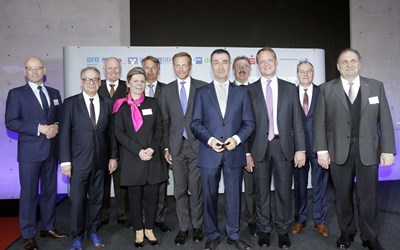 Die Präsidenten der zehn Wirtschaftsverbände der AG Mittelstand, darunter MITTELSTANDSVERBUND-Präsident Günter Althaus (l.), mit den Spitzenkandidaten der FDP, Christian Lindner, und der Grünen, Cem Özdemir, am 25. April beim parl. Abend in Berlin. 