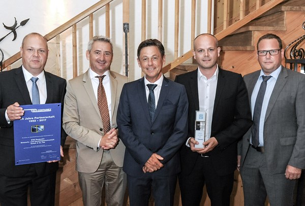 EVB BauPunkt Geschäftsführer Steffen Eberle (rechts) zeichnete jetzt die CONTAINEX Container-Handelsgesellschaft mbH, vertreten durch Franz Moser (Zweiter von links) und Alois Schwarzgruber (Zweiter von rechts), mit dem ersten Lieferanten Award aus.