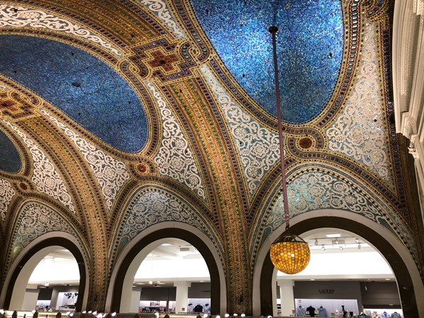 Die Tiffany-Decke aus 1,6 Millionen schillernden Glasstücken ist eines der Highlights des Macy´s.