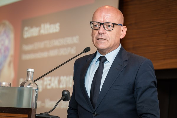 Der Präsident des MITTELSTANDSVERBUNDES, Günter Althaus, eröffnete die PEAK 2018 mit seinem Vortrag "Schritt halten - Mensch bleiben".