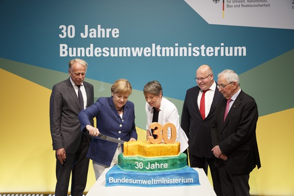 30 Jahre Bundesumweltministerium. Am Festakt nahm neben Bundesumweltministerin Hendricks auch Bundeskanzlerin Merkel teil.