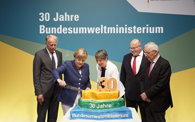 30 Jahre Bundesumweltministerium. Am Festakt nahm neben Bundesumweltministerin Hendricks auch Bundeskanzlerin Merkel teil.