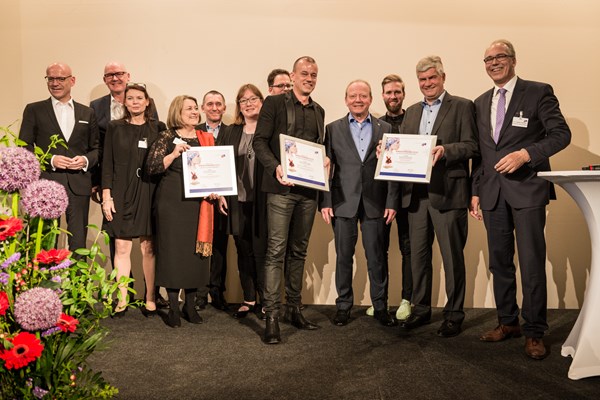 Günter Althaus und Dr. Ludwig Veltmann beglückwünschen die Top-3-Bewerber des Kreativpreises 2018 - die INTERSPORT Deutschland eG, die Staehlin GmbH und die hagebau Handelsgesellschaft für Baustoffe mbH & Co. KG