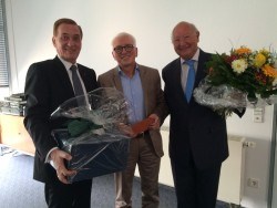 Franz Hampel/Garant Möbel (r.), sowie Hans Strothhoff /MHK (l.) verabschieden Günter Wiesollek/BEGROS (m.)