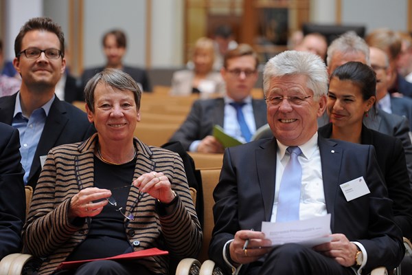 Bundesumweltministerin Dr. Barbara Hendricks und MITTELSTANDSVERBUND-Präsident Wilfried Hollmann bei der Abschlussveranstaltung des Projekts "Mittelstand für Energieeffizienz"