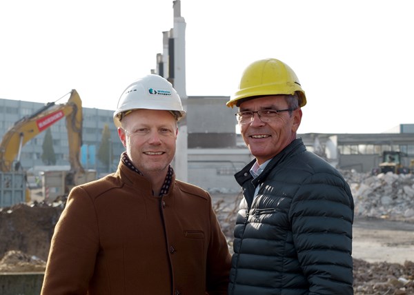 Dr. Stefan Müller, Vorstandsvorsitzender der expert SE (rechts im Bild), und Edwin ten Voorde, Geschäftsbereichsleiter Logistik, besuchten vergangene Woche die Baustelle, um sich vom Fortschritt der Abrissarbeiten zu überzeugen.