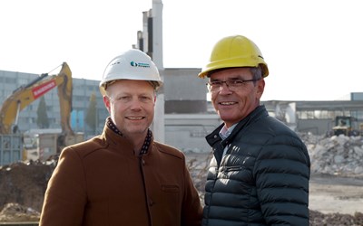 Dr. Stefan Müller, Vorstandsvorsitzender der expert SE (rechts im Bild), und Edwin ten Voorde, Geschäftsbereichsleiter Logistik, besuchten vergangene Woche die Baustelle, um sich vom Fortschritt der Abrissarbeiten zu überzeugen.