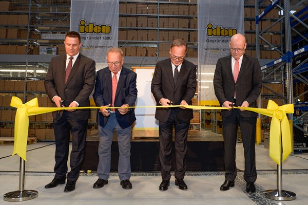 Geschäftsführer Hans Jörg Iden (2. v. r.) und Günter Althaus, MITTELSTANDSVERBUND-Präsident am 11. November 2016 zur Eröffnung des neuen Logistikcenters.