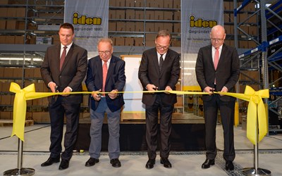 Geschäftsführer Hans Jörg Iden (2. v. r.) und Günter Althaus, MITTELSTANDSVERBUND-Präsident am 11. November 2016 zur Eröffnung des neuen Logistikcenters. 
