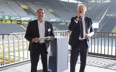 Gemeinsam auf der Bühne: Jörg Simon (l.) und Ullrich Sierau, während der Feierlichkeiten zum 100. Nordwest- Geburtstag.
