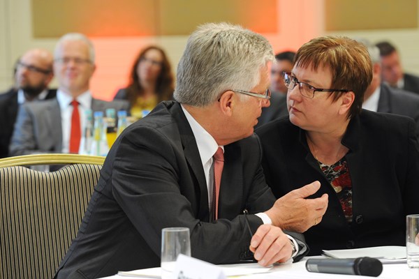 Präsident Wilfried Hollmann und die Parlamentarische Staatssekretärin (BMWi) Iris Gleicke (SPD) beim Mittelstandsgipfel PEAK 2014