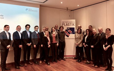 Bereits zum zweiten Mal trafen sich die Teilnehmer des Initiativkreises Plastik in Berlin, um über den zukünftigen Umgang mit der Ressource Kunststoff zu diskutieren.