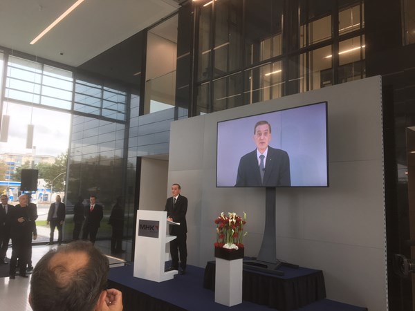 Hans Strothoff bei der Eröffnung der neuen Europazentrale in Dreieich.