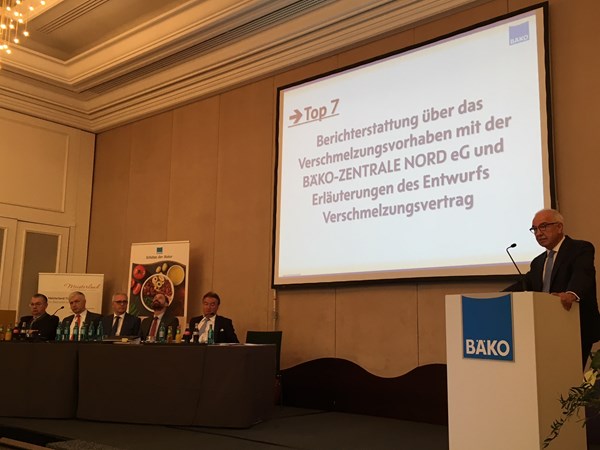 Unter notarieller Aufsicht erläutert Aufsichtsratsvorsitzender Wolfgang Schäfer das Verschmelzungsvorhaben der BÄKO-Zentralen.