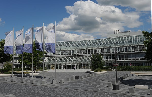 Blick auf das Gebäude der R+V Versicherungs AG in Wiesbaden.
