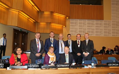 Die deutsche Delegation mit einer Vertreterin der ghanaischen Delegation in Addis Abeba.