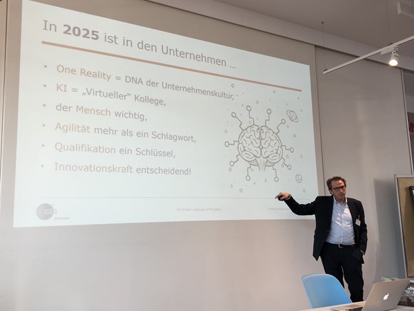 Was der Kunde der Zukunft wünscht, machte Klaus Vogell, Leiter der Studie Omni-Channel Retailing 2025, deutlich.