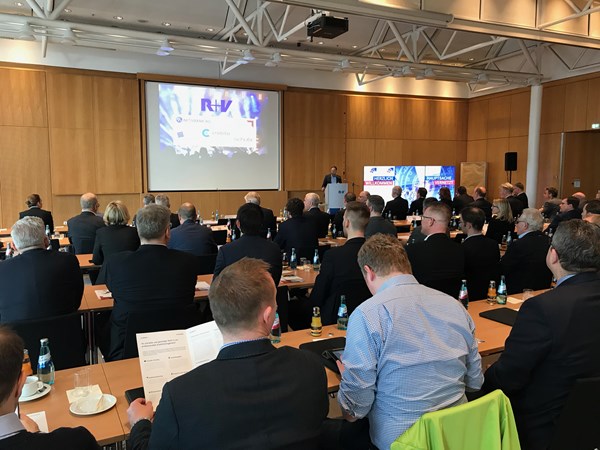 Mehr als 80 Vertreter aus 40 Verbundgruppen und zehn spezialisierte ServiCon-Partner tauschten sich am 6. März in Wiesbaden über Trends und Neuigkeiten aus den Bereichen Finanzen, Delkredere und Versicherungen aus.