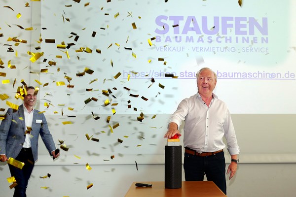 Gerhard Vollmer, Geschäftsführer der Staufen Baumaschinen GmbH, startete mit einem Druck auf den roten Buzzer den ersten White-Label-Shop eines EVB BauPunkt Gesellschafters.
