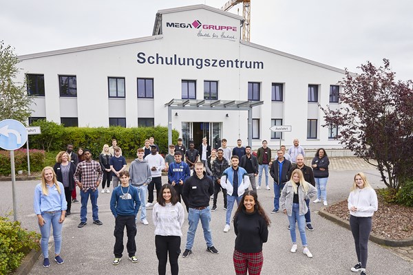 Gruppenbild vor dem MEGA Schulungszentrum in Hamburg
