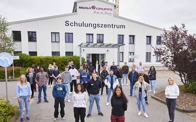 Gruppenbild vor dem MEGA Schulungszentrum in Hamburg