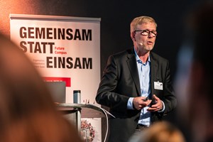 Jan Buck-Emden, Vorsitzender der Geschäftsführung überzeugte die Teilnehmer mit seiner Keynote „hagebau X - wie entsteht ein Zukunftsszenario“