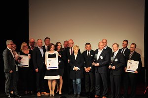 Die Gewinner des diesjährigen Kreativpreises mit MITTELSTANDSVERBUND-Präsident Günter Althaus und den politischen Gästen Renate Künast, MdB und Prof. Michel Friedman am 10. Mai 2017 in Berlin.